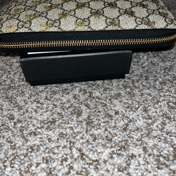 Last Call ‼️Gucci GG supreme Bee wallet 🐝 - Picture 5 of 7